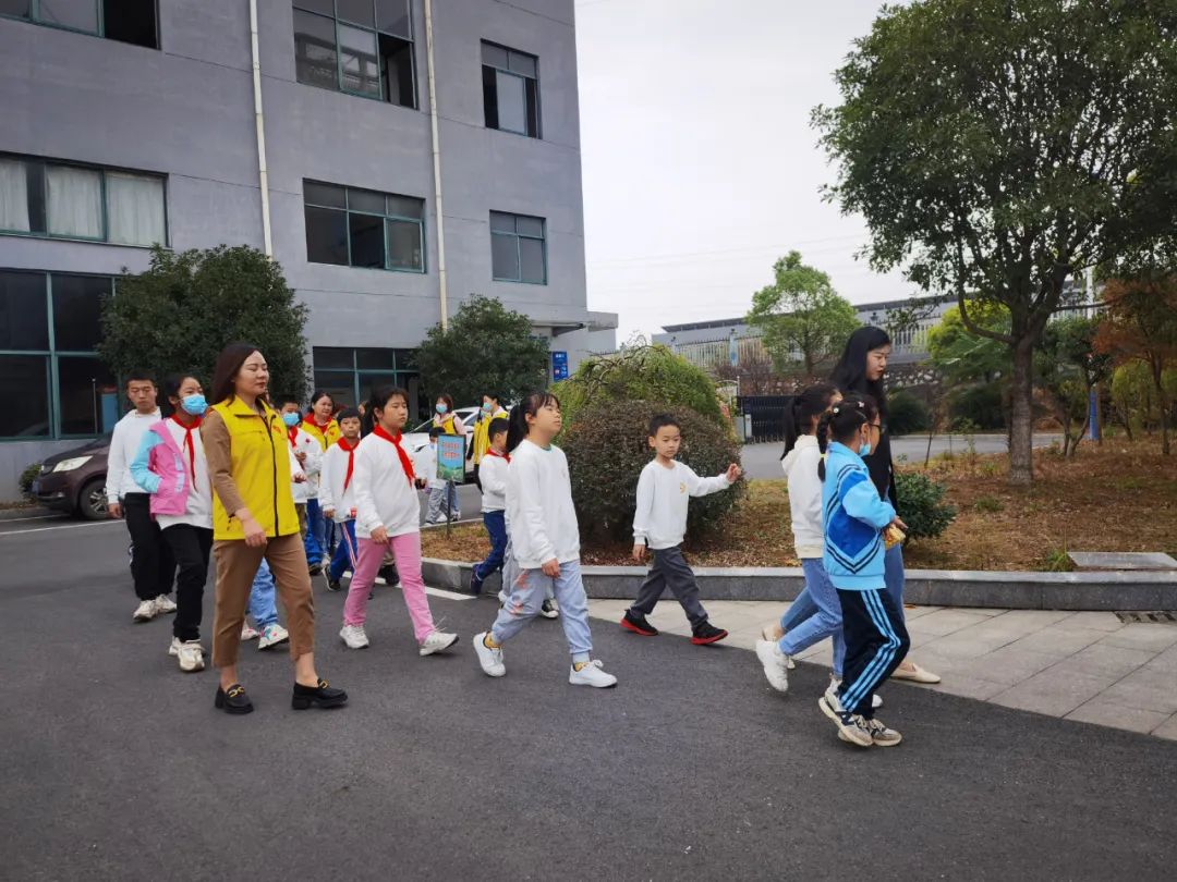 “愛心守護 希望同行”，10月30日，德博科技工會組織開展了關愛留守兒童活動，為萍鄉23名留守兒童送去愛心慰問及祝福。